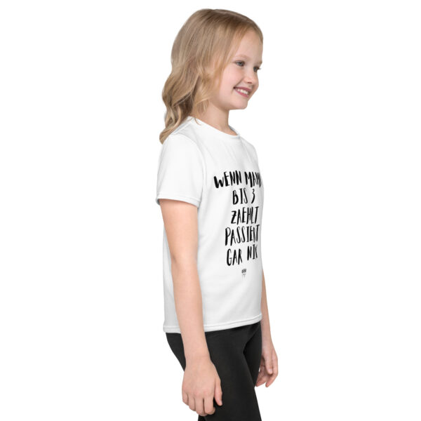 T-Shirt mit Rundhalsausschnitt für Kinder oiso i find jo/wenn mama bis 3 zählt – Bild 4